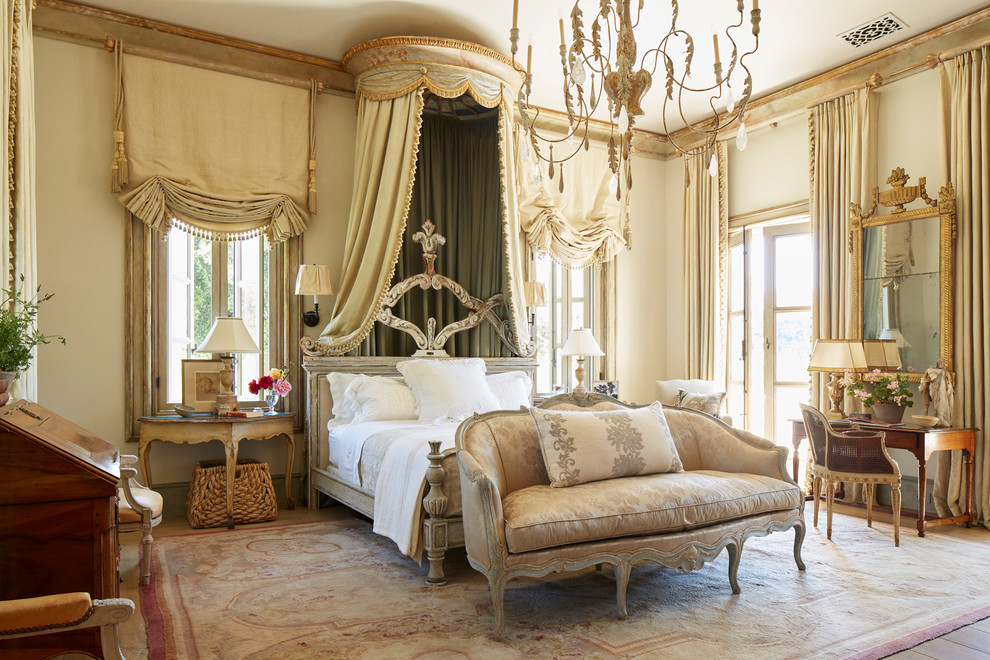 Foto de dormitorio principal mediterráneo sin chimenea con paredes beige y con escritorio
