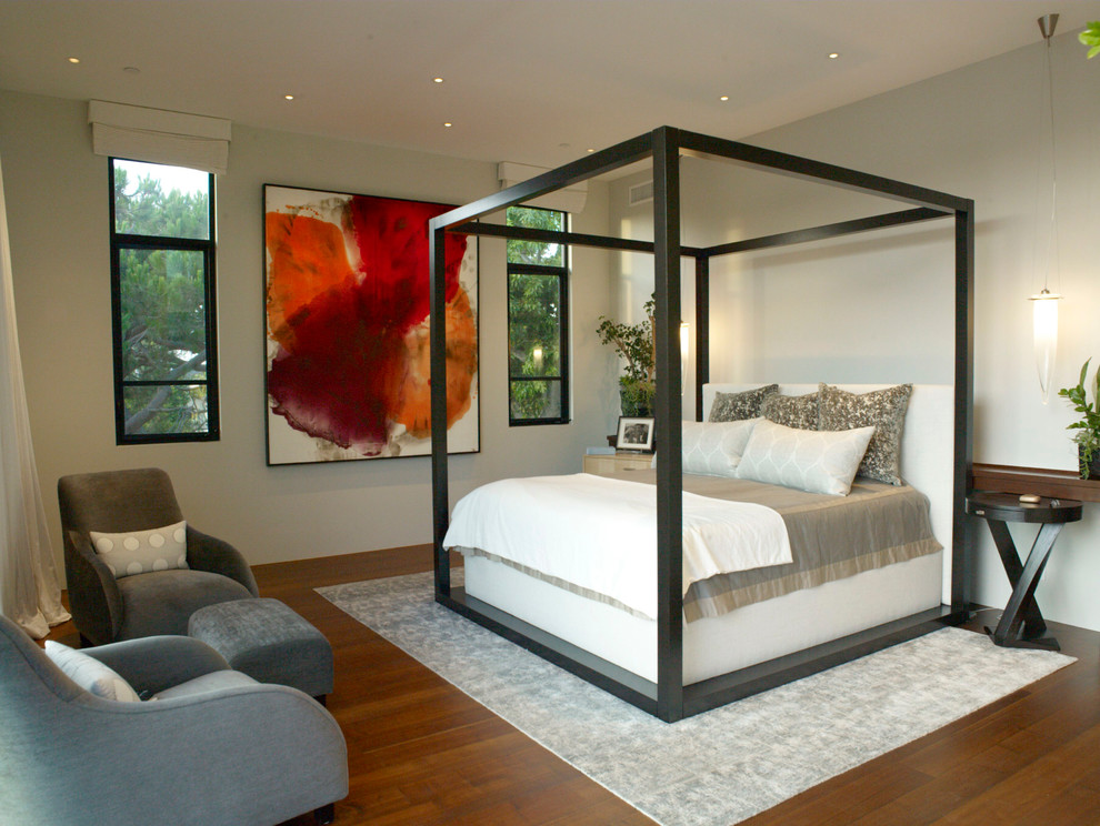 Modelo de dormitorio actual con paredes blancas y suelo de madera en tonos medios