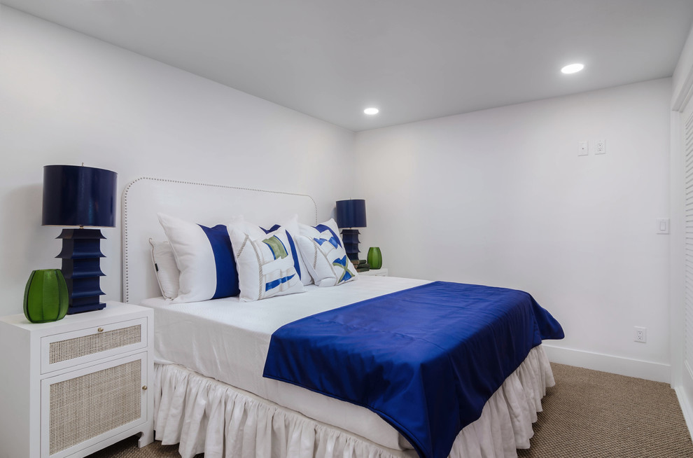 マイアミにある小さなビーチスタイルのおしゃれな客用寝室 (白い壁、カーペット敷き、暖炉なし、茶色い床) のレイアウト