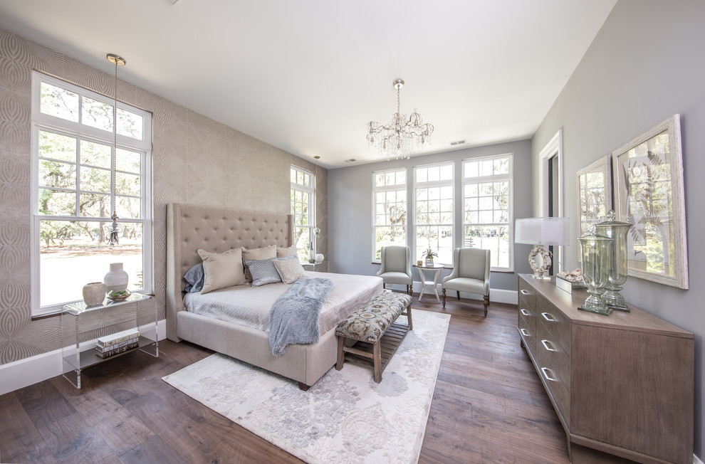 Klassisches Hauptschlafzimmer ohne Kamin mit grauer Wandfarbe und dunklem Holzboden in Atlanta