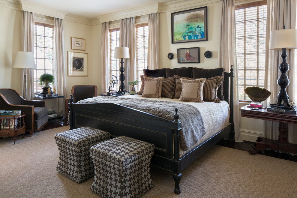 Стильный дизайн: хозяйская спальня в классическом стиле с бежевыми стенами, темным паркетным полом и коричневым полом - последний тренд