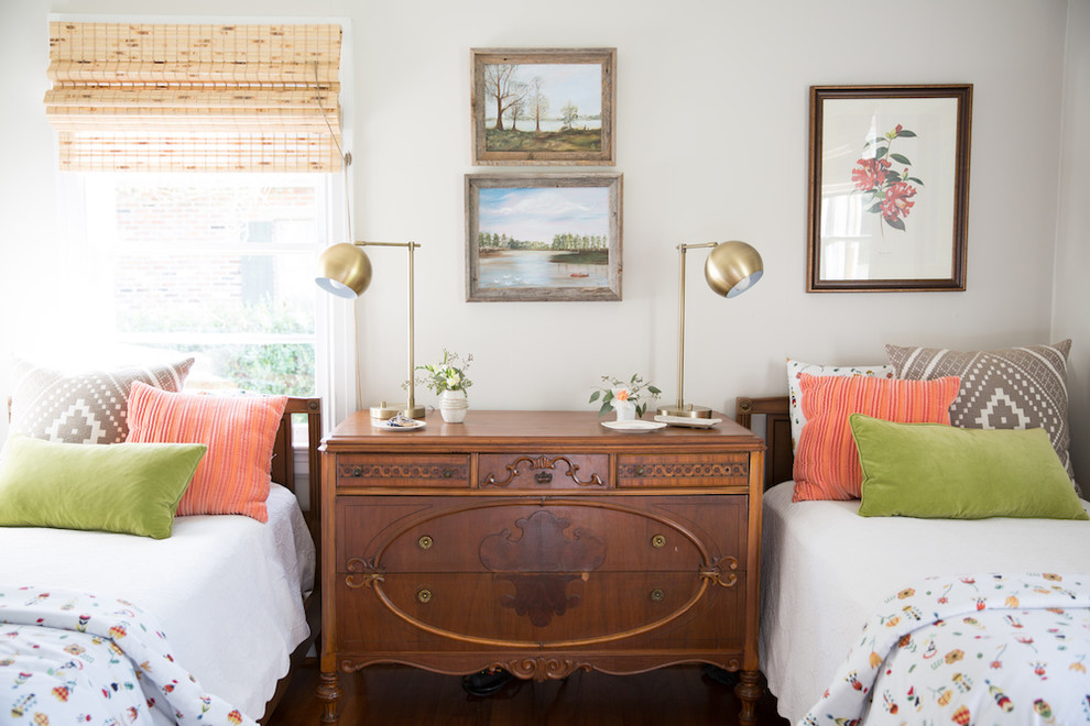 ニューオリンズにある小さなカントリー風のおしゃれな客用寝室 (グレーの壁、茶色い床、濃色無垢フローリング、グレーとブラウン) のレイアウト