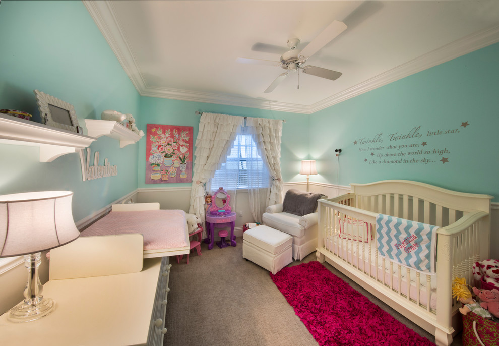 На фото: большая спальня в современном стиле с розовыми стенами и ковровым покрытием с