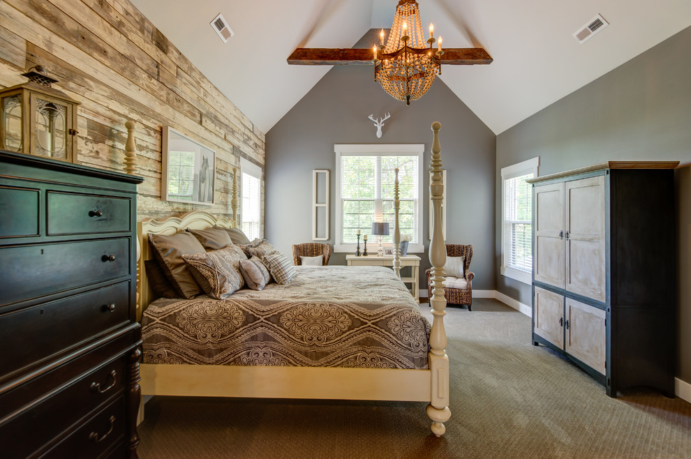 Пример оригинального дизайна: большая хозяйская спальня в стиле шебби-шик с серыми стенами, ковровым покрытием и серым полом без камина