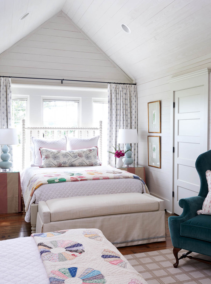 На фото: гостевая спальня (комната для гостей) в стиле кантри с белыми стенами, паркетным полом среднего тона и коричневым полом