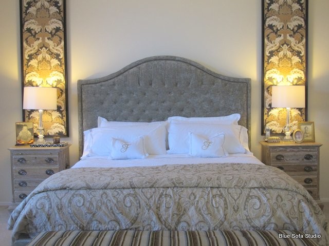 Diseño de dormitorio principal de estilo americano grande sin chimenea con paredes beige y moqueta