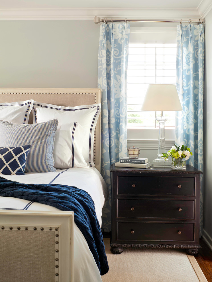 Diseño de dormitorio principal clásico de tamaño medio sin chimenea con paredes azules, suelo de madera en tonos medios y suelo marrón