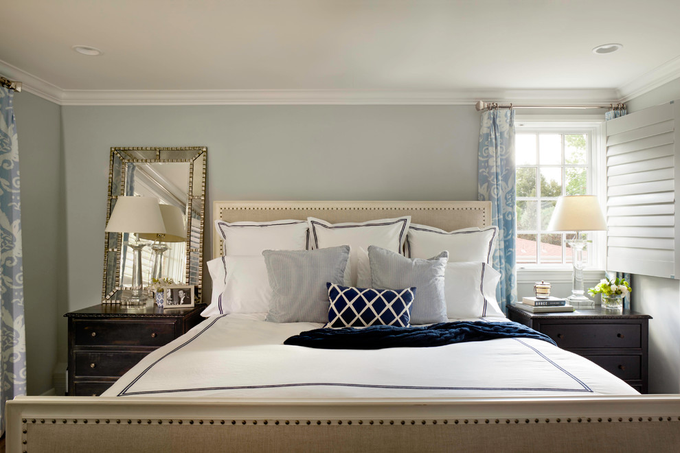 デンバーにある中くらいなトラディショナルスタイルのおしゃれな主寝室 (青い壁、無垢フローリング、暖炉なし、茶色い床)