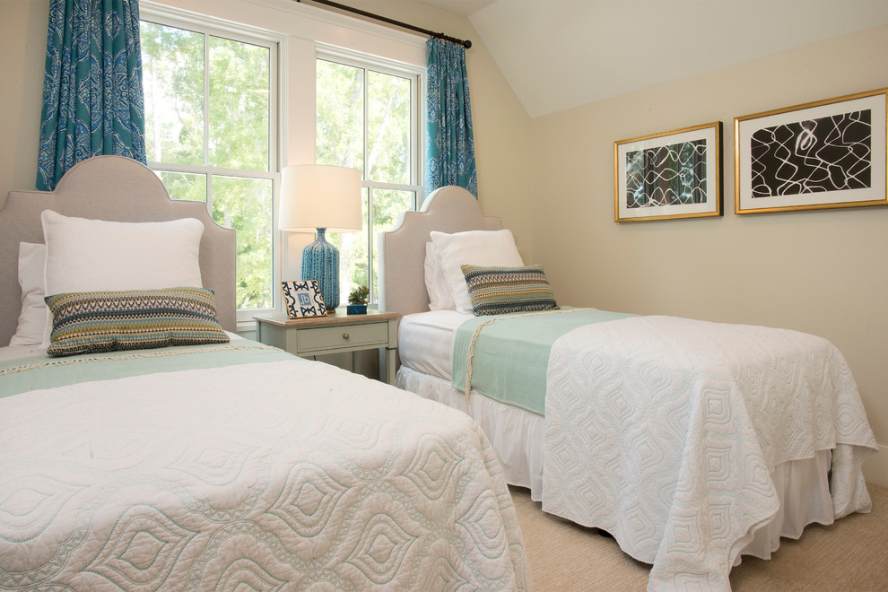 Esempio di una camera da letto stile marinaro con pareti beige e moquette