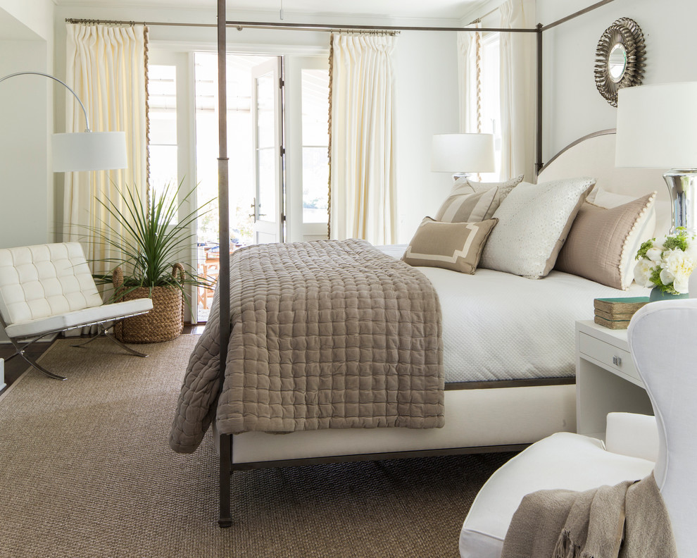 Foto de dormitorio de estilo de casa de campo con paredes blancas y moqueta