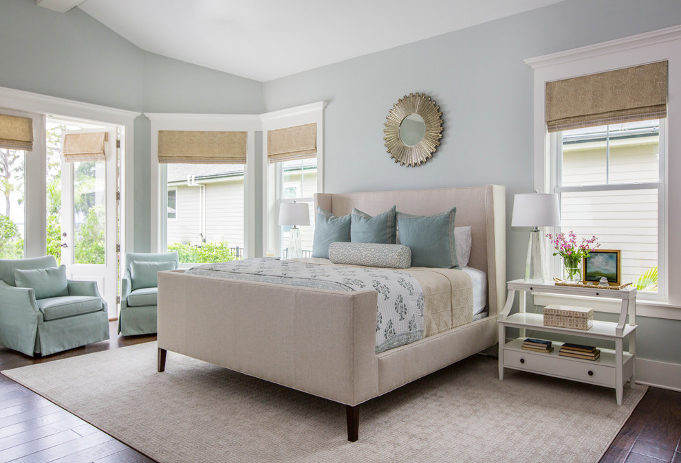 На фото: спальня в стиле неоклассика (современная классика) с серыми стенами, паркетным полом среднего тона и коричневым полом