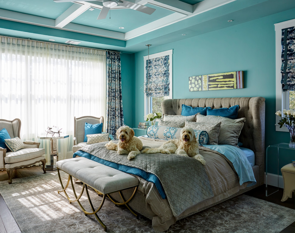 На фото: спальня в классическом стиле с синими стенами, темным паркетным полом и синими шторами с