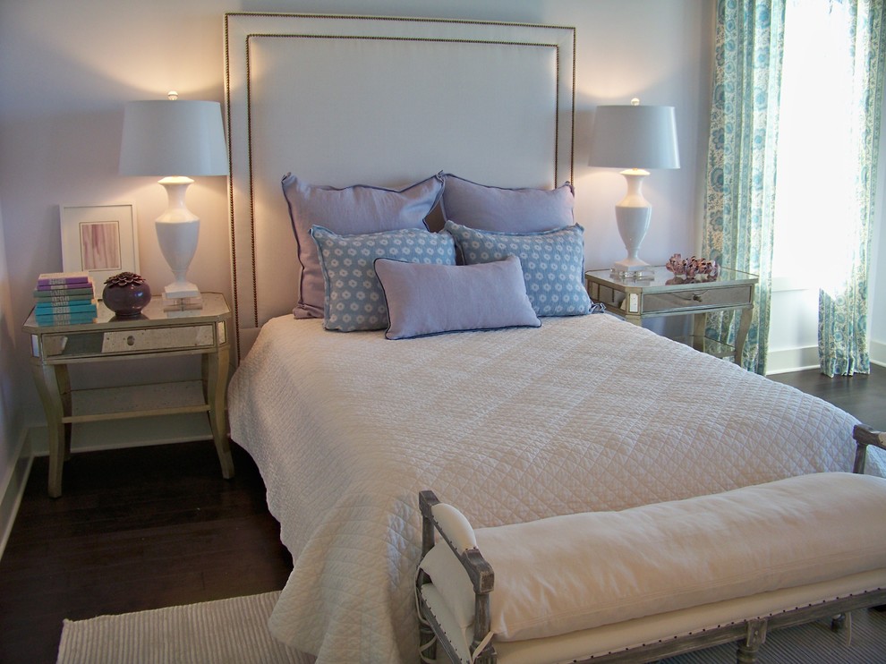 Стильный дизайн: спальня в классическом стиле с белыми стенами, темным паркетным полом и синими шторами без камина - последний тренд