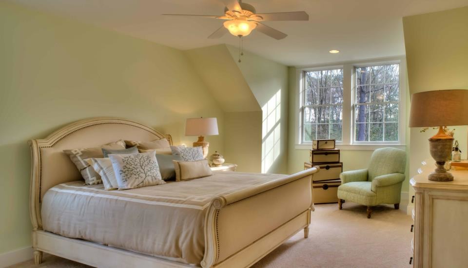 Modernes Schlafzimmer mit grüner Wandfarbe und Teppichboden in Sonstige