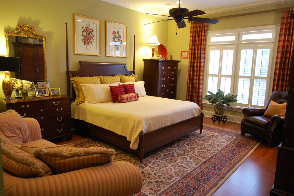 Mittelgroßes Klassisches Schlafzimmer mit braunem Holzboden in Atlanta