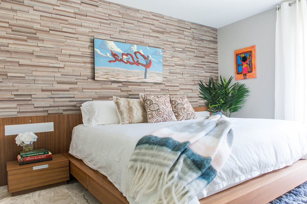 Стильный дизайн: хозяйская спальня среднего размера в современном стиле с серыми стенами, мраморным полом, бежевым полом и акцентной стеной - последний тренд