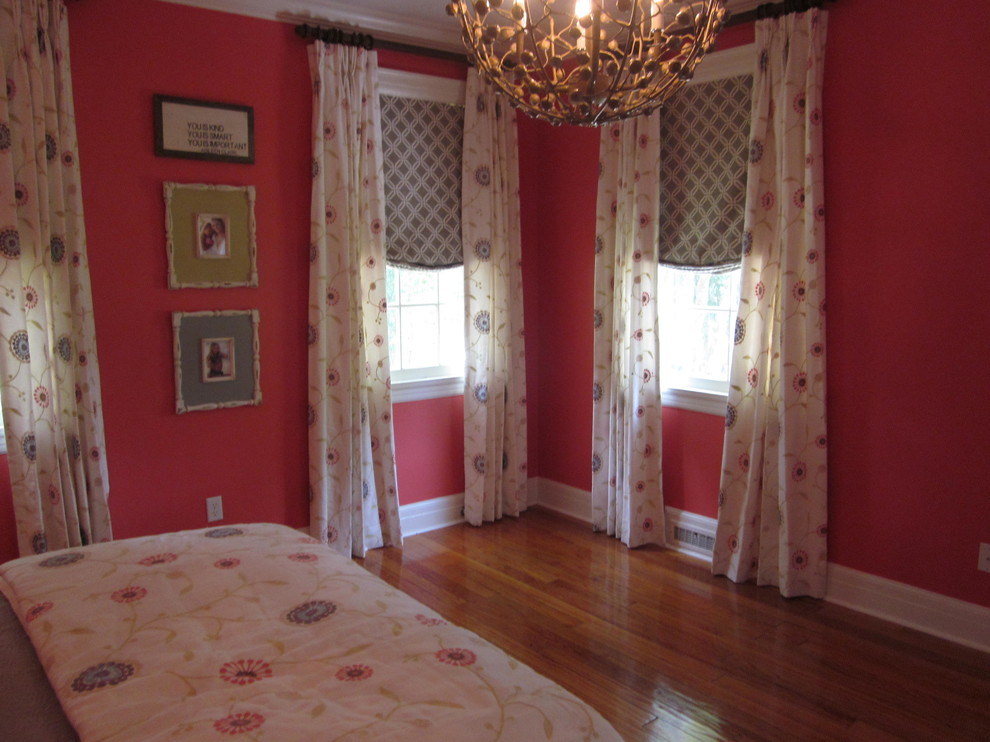 Imagen de habitación de invitados clásica renovada pequeña con paredes rojas y suelo de madera oscura