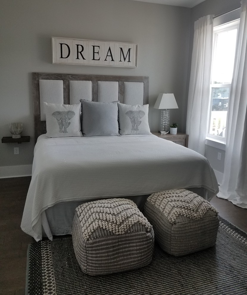 Стильный дизайн: гостевая спальня среднего размера, (комната для гостей) в морском стиле с серыми стенами, паркетным полом среднего тона и коричневым полом - последний тренд