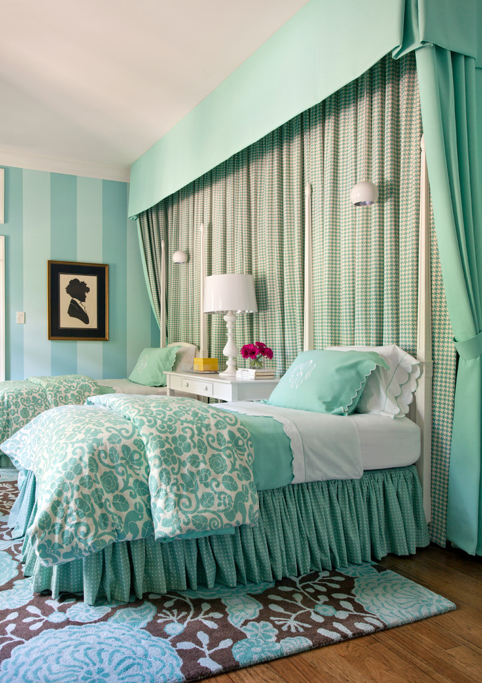 Ispirazione per una camera degli ospiti chic di medie dimensioni con pareti blu e pavimento in legno massello medio