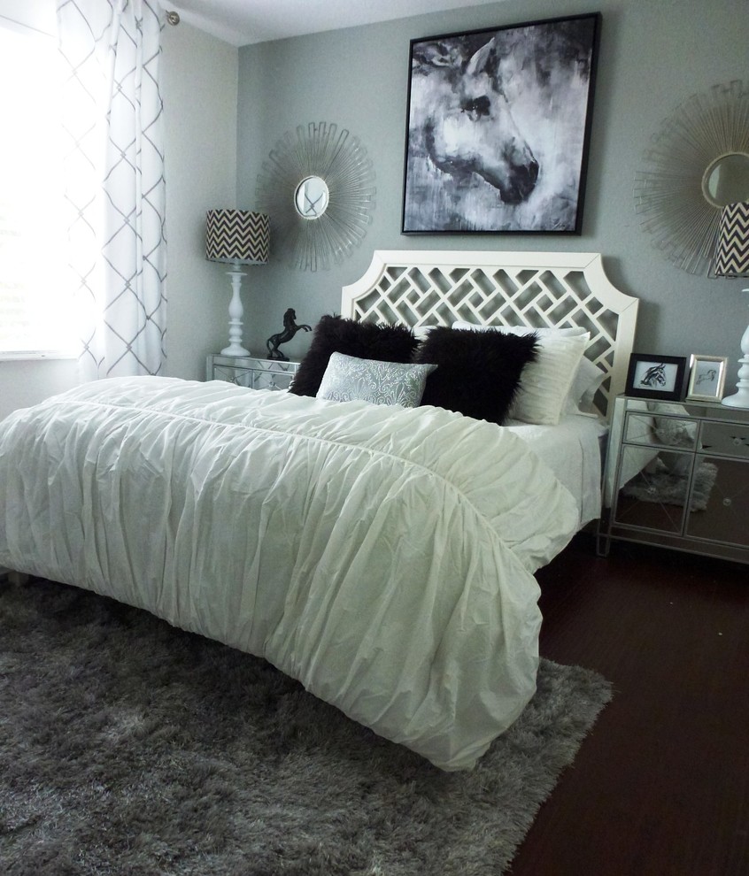 Immagine di una piccola camera da letto contemporanea con pareti grigie e parquet scuro