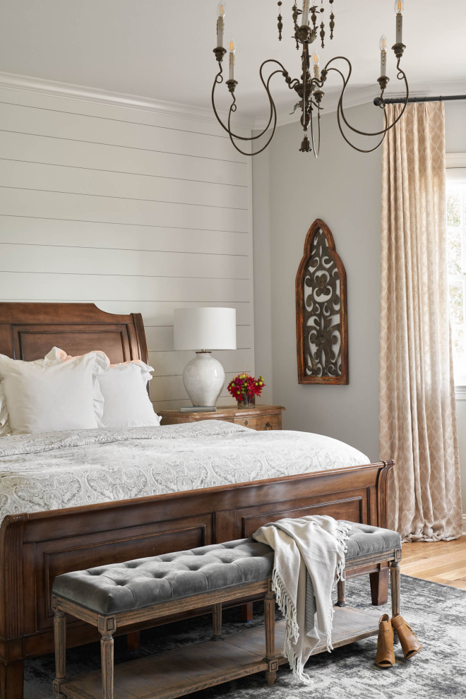 На фото: хозяйская спальня среднего размера в стиле кантри с серыми стенами, паркетным полом среднего тона и коричневым полом