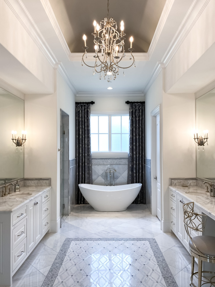 Idéer för ett stort klassiskt grå en-suite badrum, med vita skåp, ett fristående badkar, grå kakel, marmorkakel, vita väggar, marmorgolv, vitt golv och dusch med gångjärnsdörr