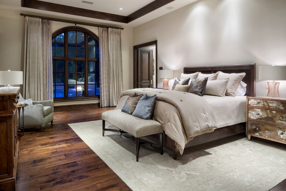 Mediterranes Schlafzimmer mit grauer Wandfarbe und dunklem Holzboden in Austin