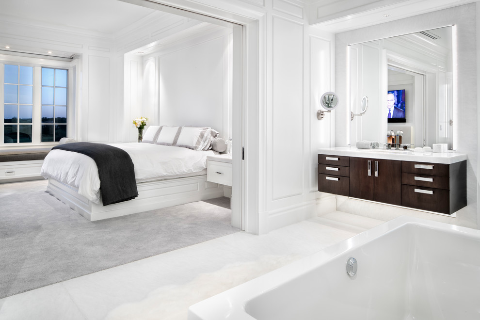 Пример оригинального дизайна: большая хозяйская спальня в стиле модернизм с белыми стенами, серым полом и ковровым покрытием