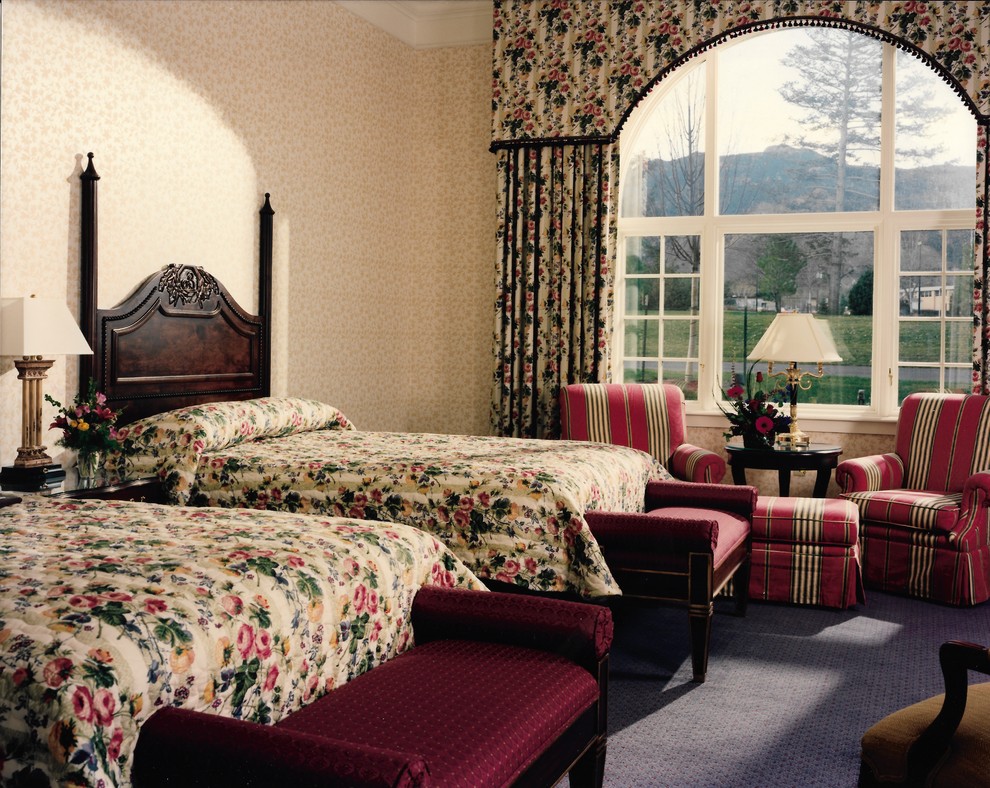 Modelo de habitación de invitados tradicional de tamaño medio con paredes beige, moqueta y suelo negro