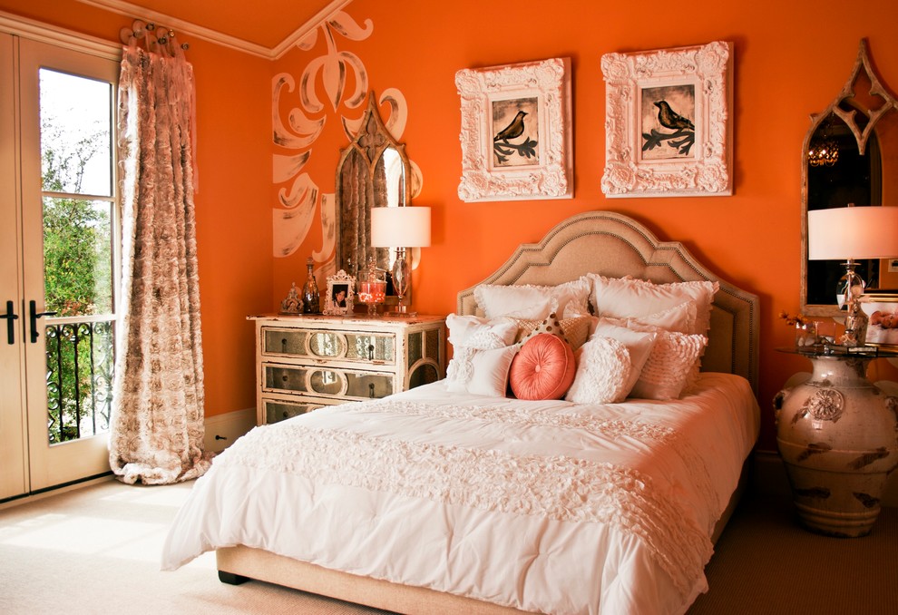 ダラスにある広い地中海スタイルのおしゃれな客用寝室 (オレンジの壁、カーペット敷き、暖炉なし) のインテリア