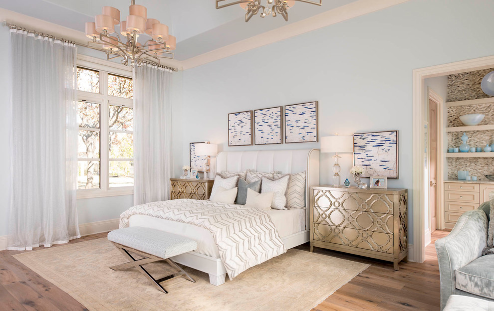 Стильный дизайн: спальня в средиземноморском стиле с синими стенами, паркетным полом среднего тона и коричневым полом - последний тренд