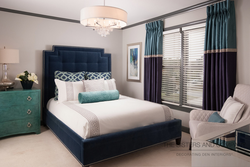 Diseño de habitación de invitados clásica renovada de tamaño medio con paredes grises, moqueta y suelo blanco