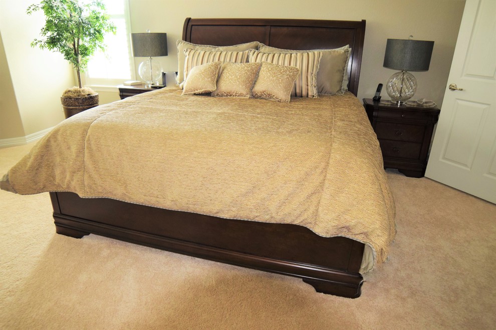 Стильный дизайн: большая хозяйская спальня в стиле неоклассика (современная классика) с серыми стенами и ковровым покрытием - последний тренд