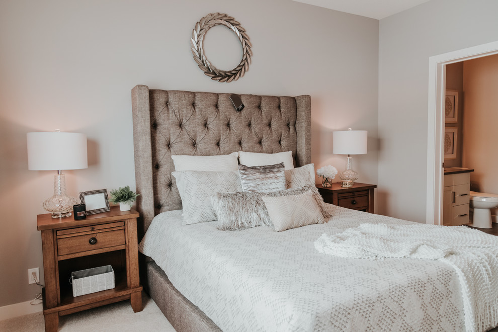 Klassisches Schlafzimmer ohne Kamin mit beiger Wandfarbe, Teppichboden und beigem Boden in Sonstige