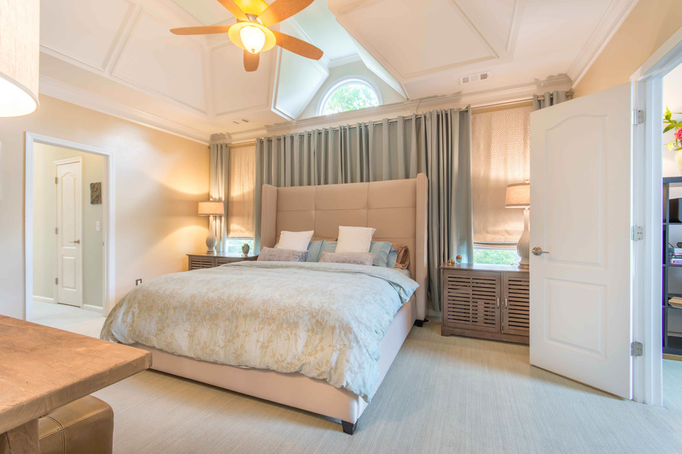 Inspiration för ett vintage sovrum, med beige väggar, heltäckningsmatta och grått golv