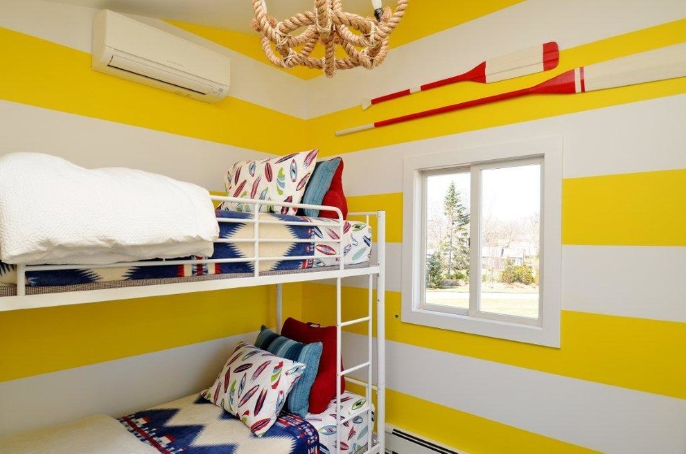 Foto de dormitorio marinero pequeño sin chimenea con paredes amarillas y suelo de madera clara