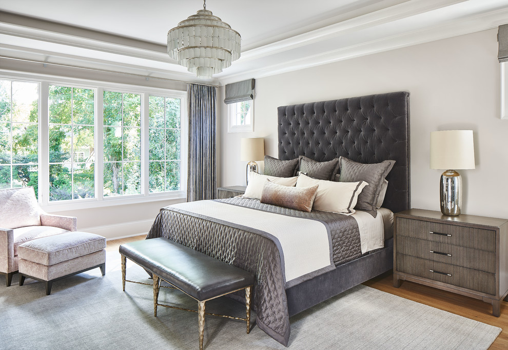 シャーロットにあるトランジショナルスタイルのおしゃれな寝室 (ベージュの壁、無垢フローリング、茶色い床、グレーとブラウン)