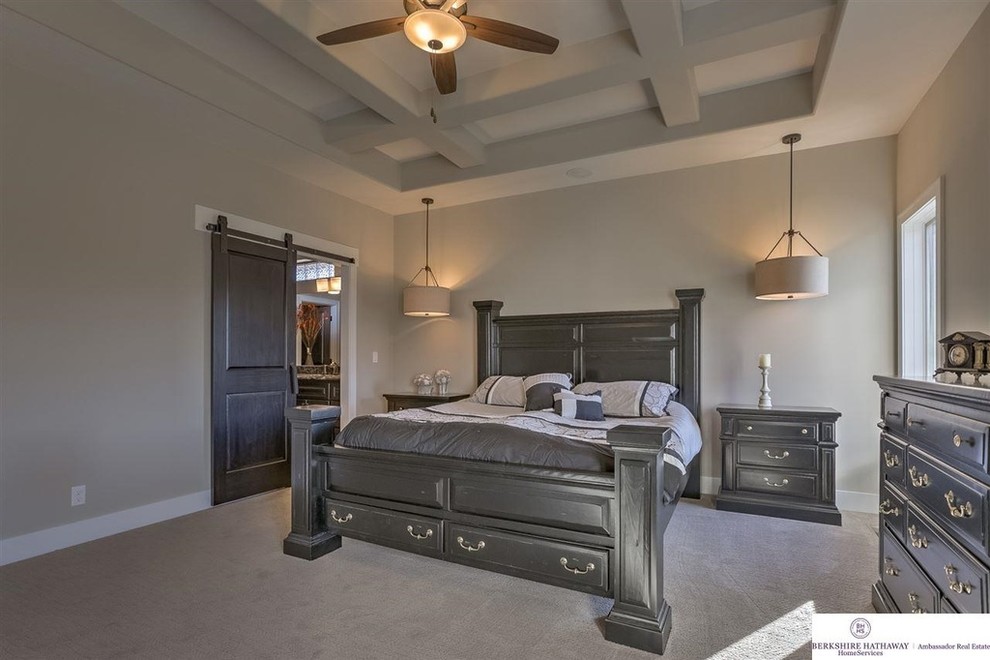 Стильный дизайн: хозяйская спальня среднего размера в классическом стиле с серыми стенами и ковровым покрытием - последний тренд
