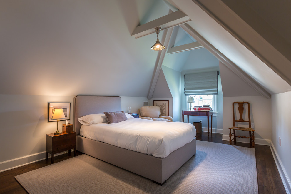 Imagen de dormitorio tipo loft tradicional de tamaño medio sin chimenea con paredes grises y suelo de madera en tonos medios