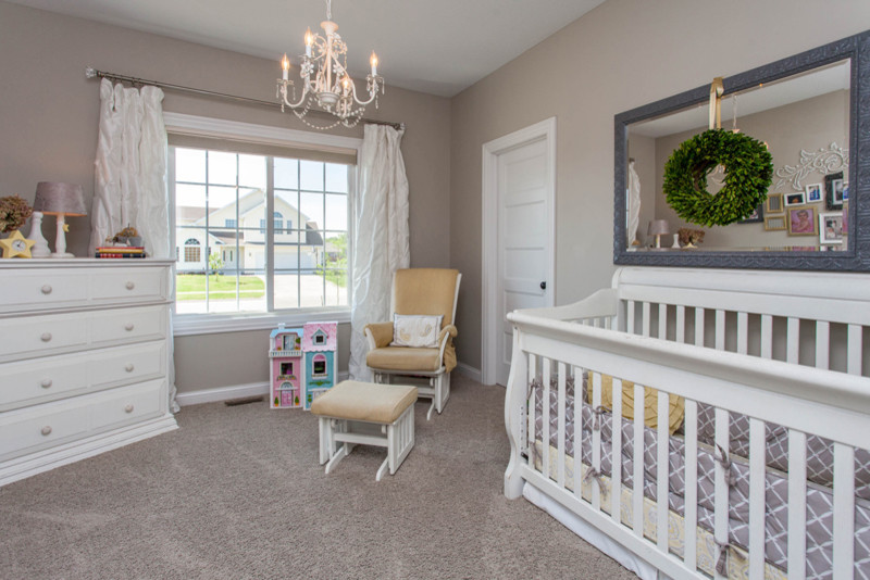 Свежая идея для дизайна: комната для малыша среднего размера в стиле неоклассика (современная классика) с серыми стенами и ковровым покрытием - отличное фото интерьера