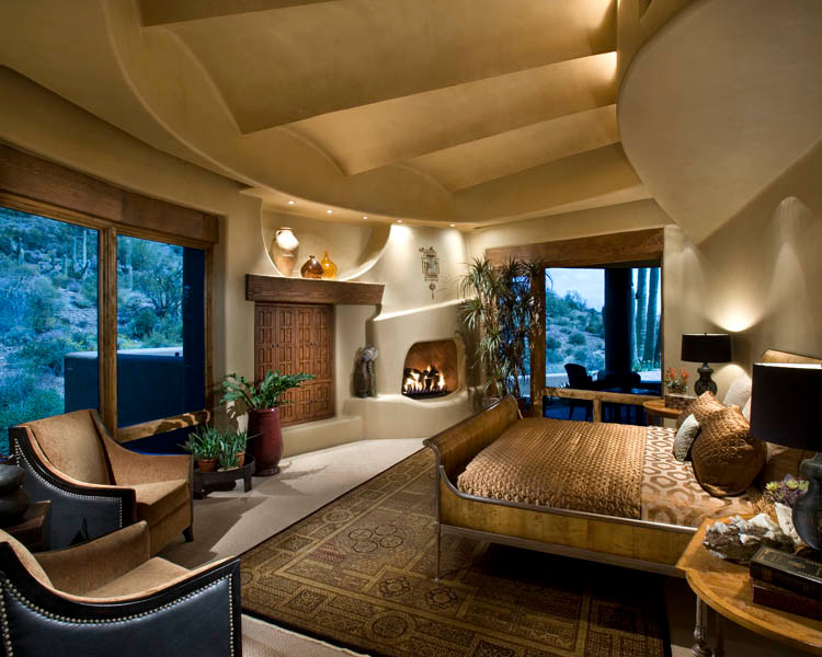 Diseño de dormitorio principal de estilo americano grande con paredes beige, moqueta, todas las chimeneas, marco de chimenea de yeso y suelo gris