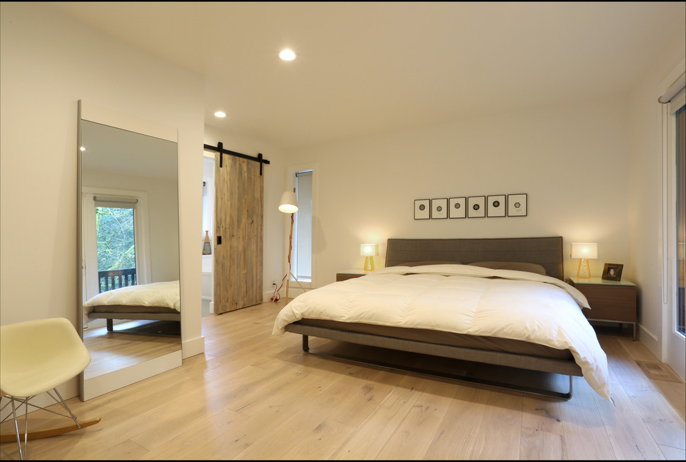 Пример оригинального дизайна: хозяйская спальня среднего размера в стиле неоклассика (современная классика) с белыми стенами, светлым паркетным полом и бежевым полом без камина