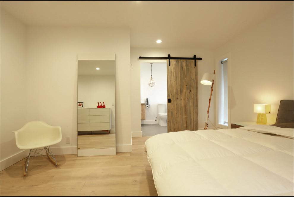ポートランドにある中くらいなトランジショナルスタイルのおしゃれな主寝室 (白い壁、淡色無垢フローリング、暖炉なし、ベージュの床)