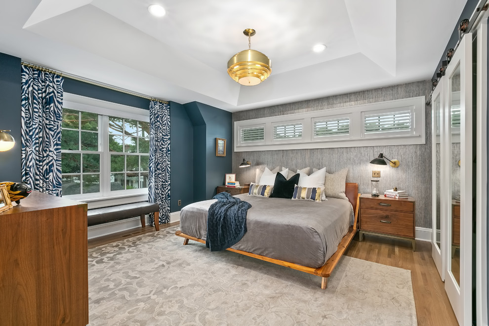 Diseño de dormitorio principal bohemio de tamaño medio con suelo de madera clara, suelo marrón y paredes azules