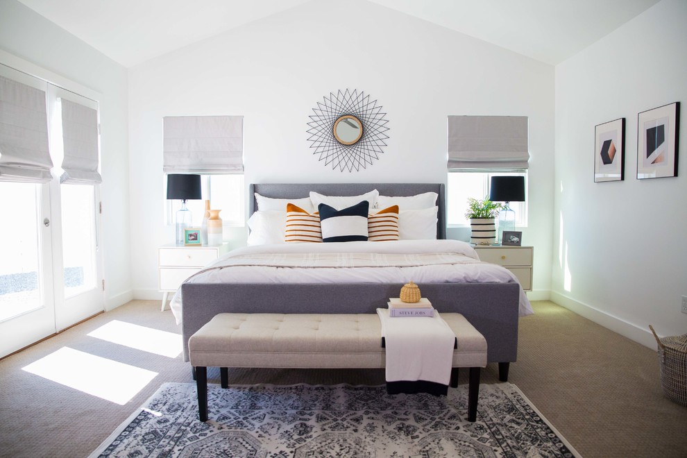 На фото: большая хозяйская спальня в стиле ретро с белыми стенами, ковровым покрытием и бежевым полом без камина с