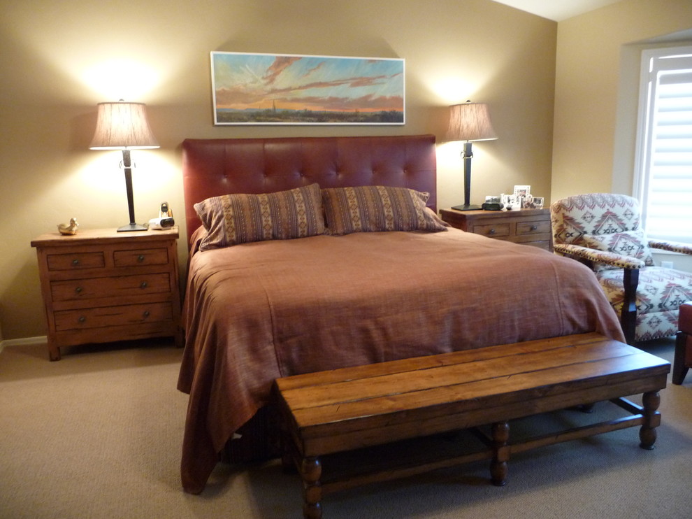 Diseño de dormitorio principal de estilo americano pequeño sin chimenea con paredes beige, moqueta y suelo beige