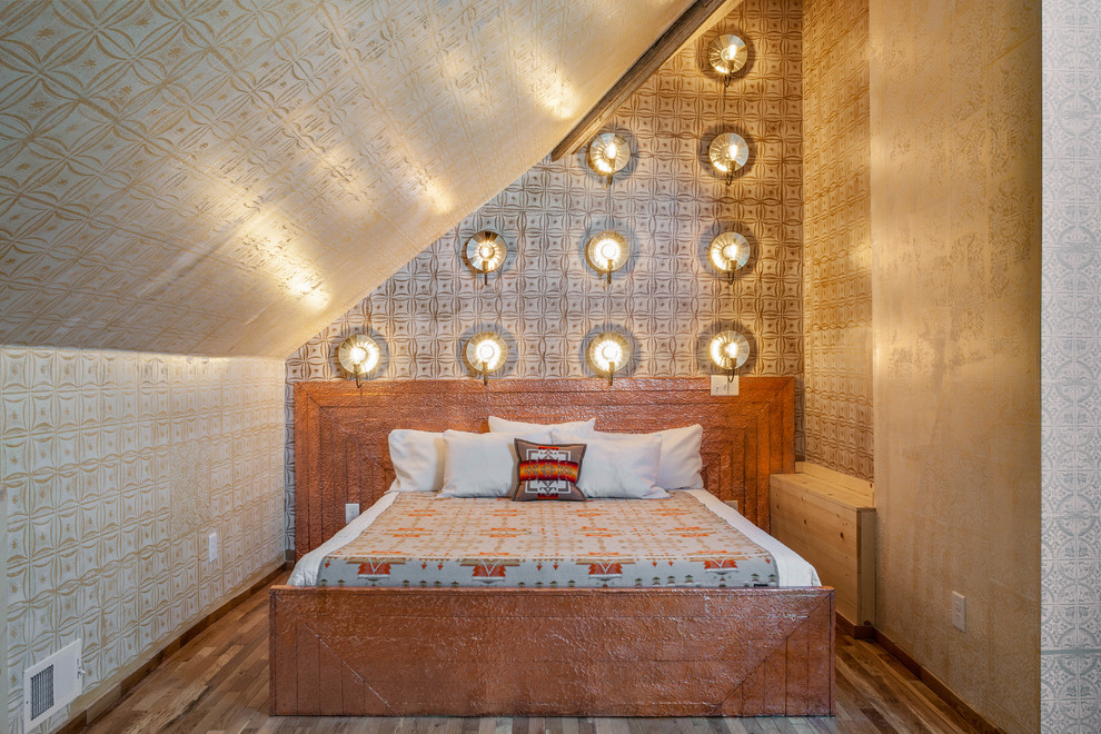 Mediterranes Schlafzimmer mit beiger Wandfarbe und dunklem Holzboden in Nashville