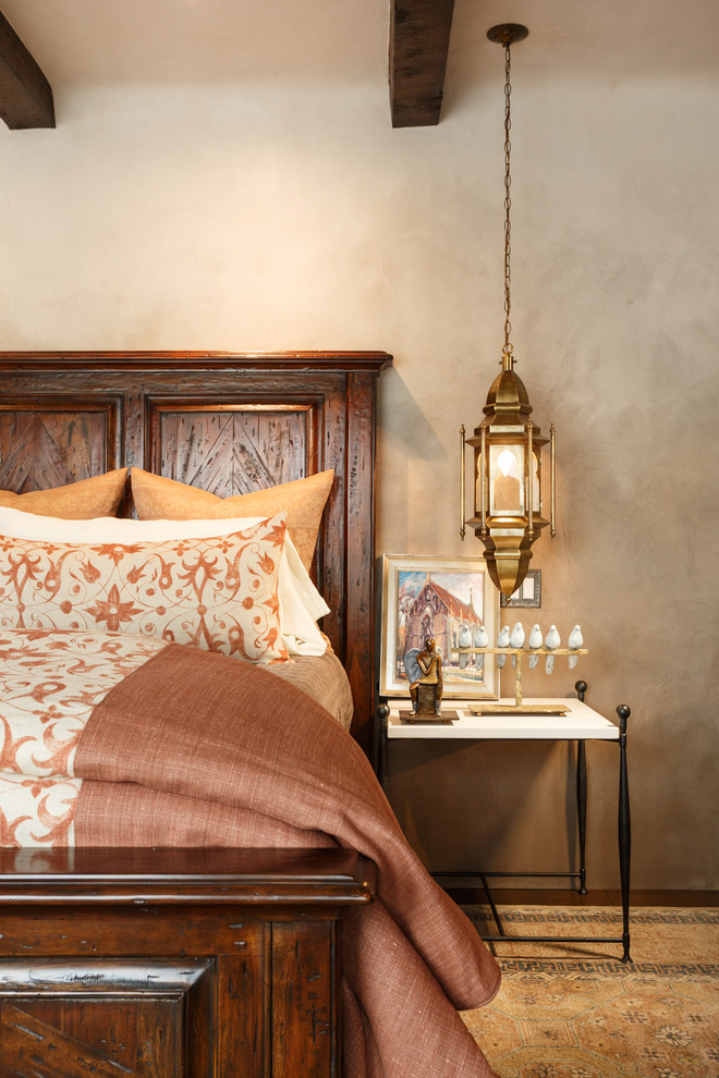 アルバカーキにある広いサンタフェスタイルのおしゃれな主寝室 (グレーの壁、濃色無垢フローリング)