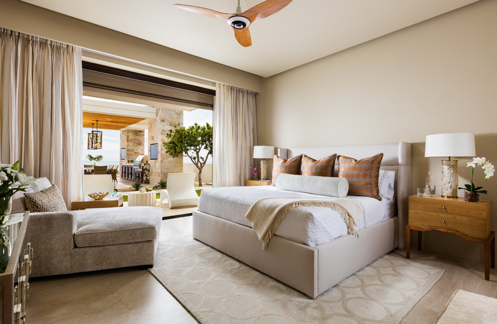 Foto de dormitorio principal de estilo americano con paredes beige