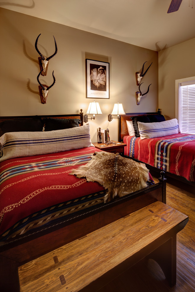 Immagine di una camera degli ospiti stile americano con pareti beige